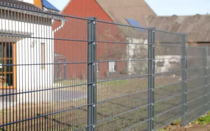 Zaunpfosten-Typ-AA-mit-Alukappe-und-Flacheisenleiste - Product image